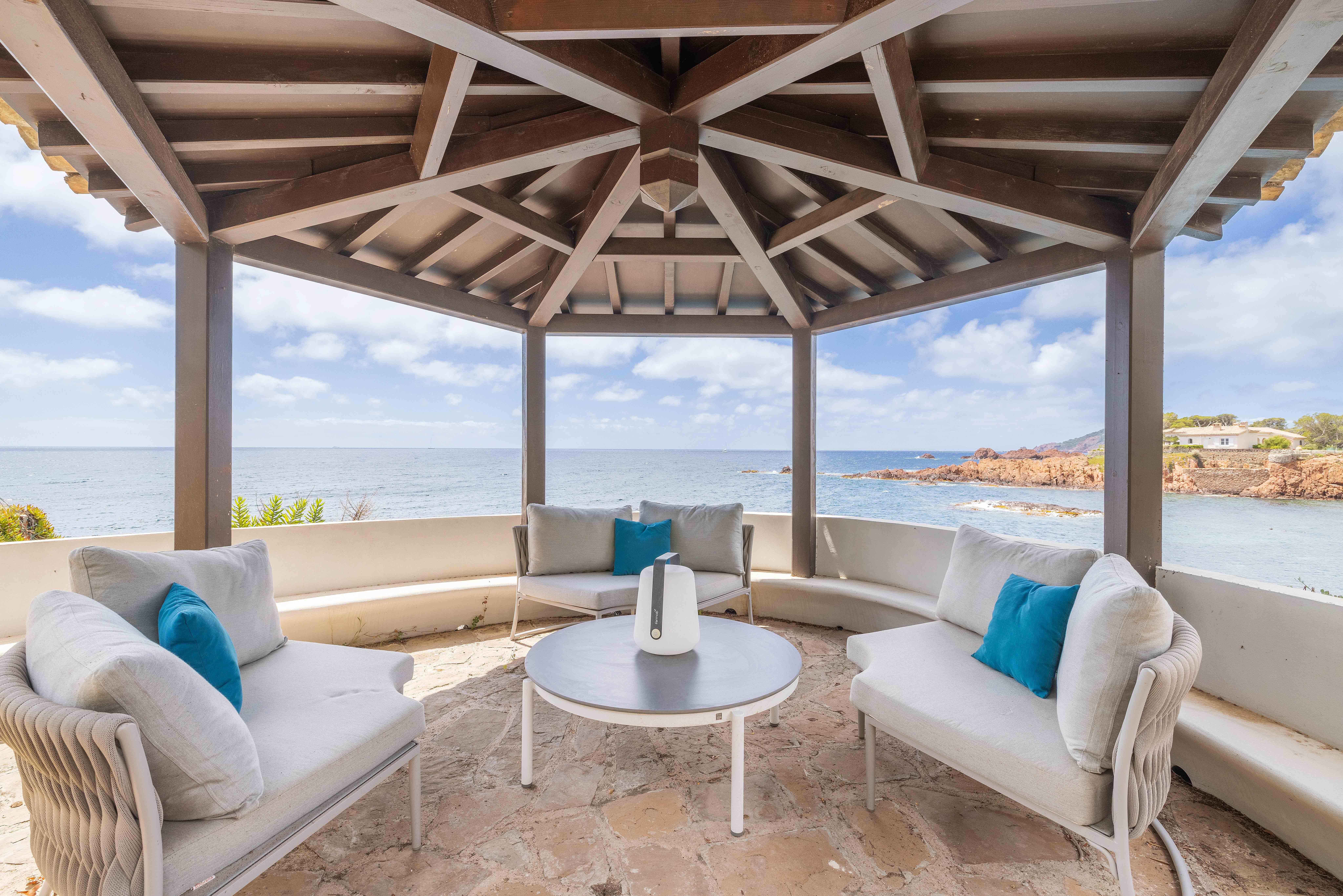 Photographe immobilier Côte d’Azur - propriété de charme avec extérieur et architecture valorisée