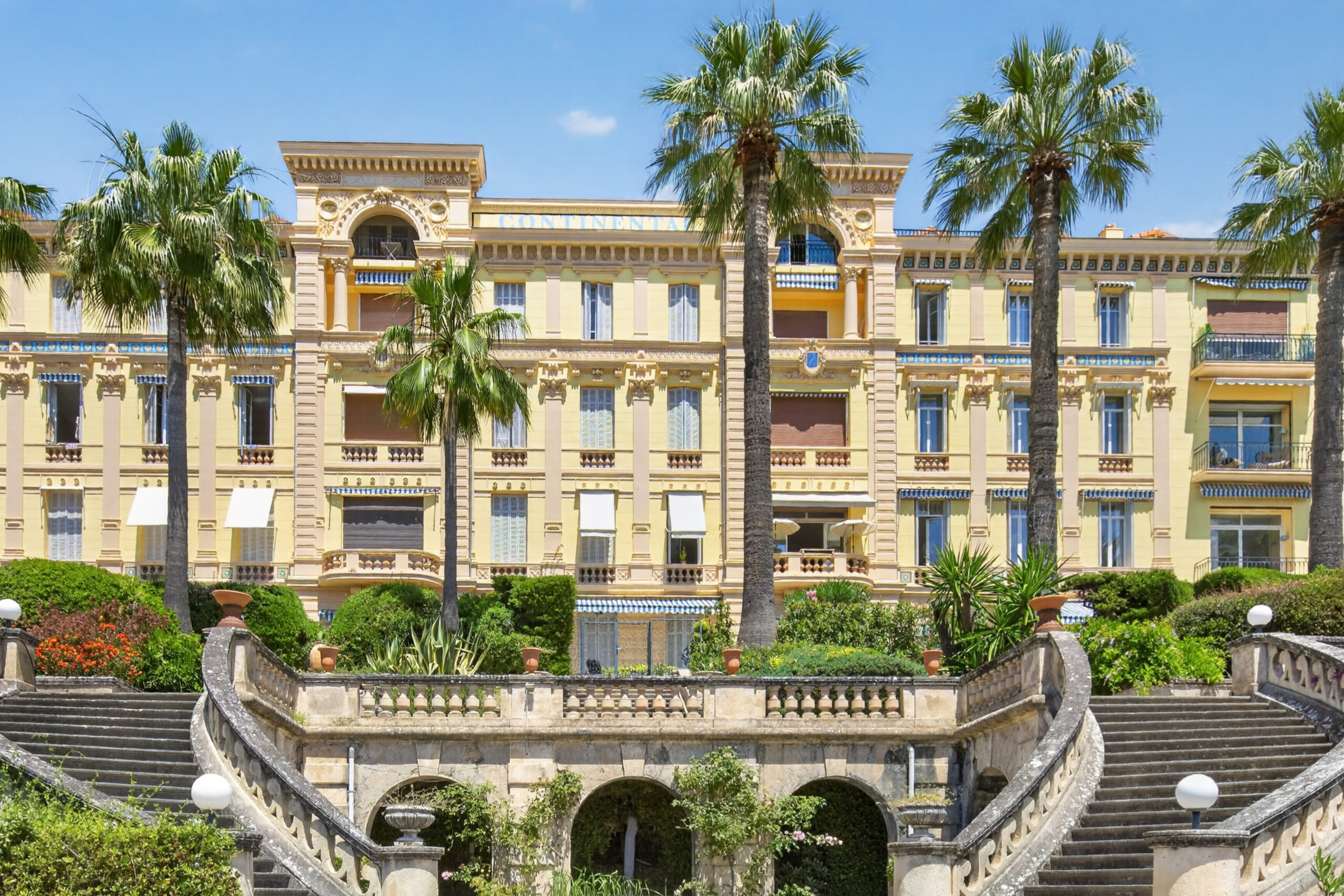 Photographe immobilier Nice - villa lumineuse sur la Côte d’Azur photographiée par LumyMe