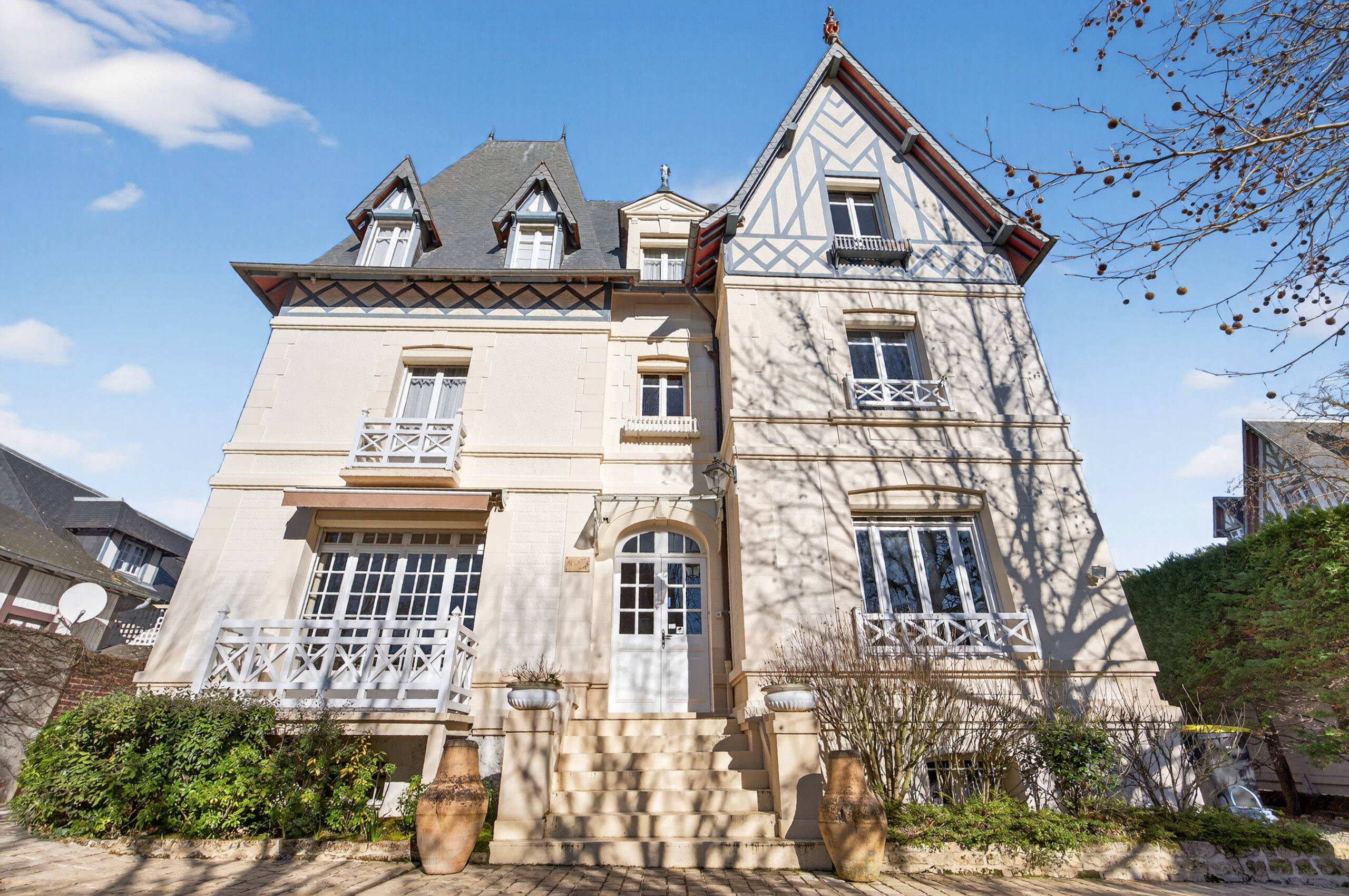 Photographe immobilier Deauville Côte Fleurie - extérieur de propriété normande valorisé par LumyMe