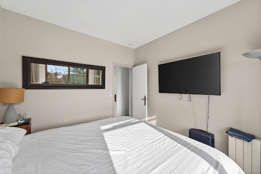 Photographie immobilière Paris - erreur à éviter avec cadrage plongeant sur le lit dans une chambre